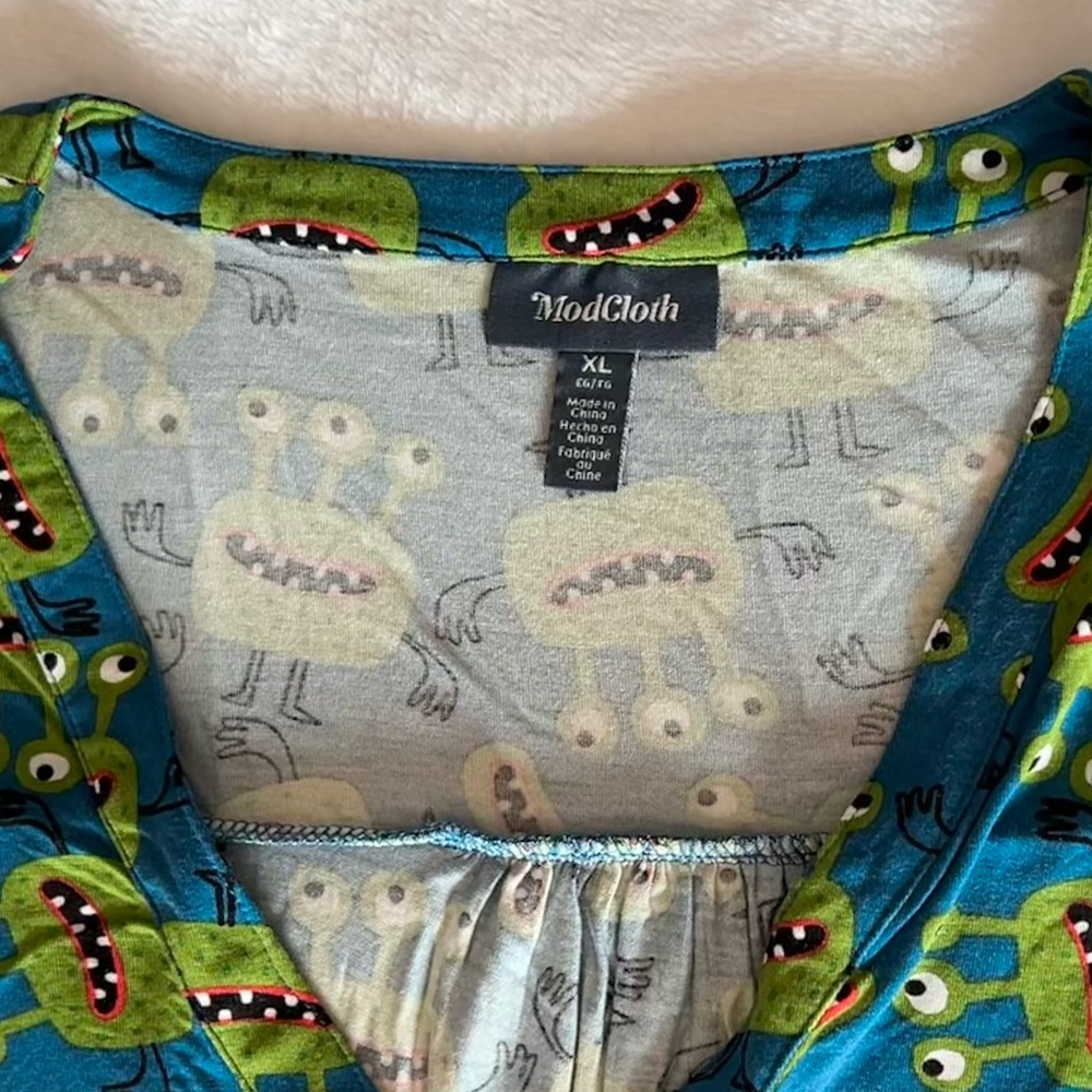 EUC alien tank top - Picture 3 of 6